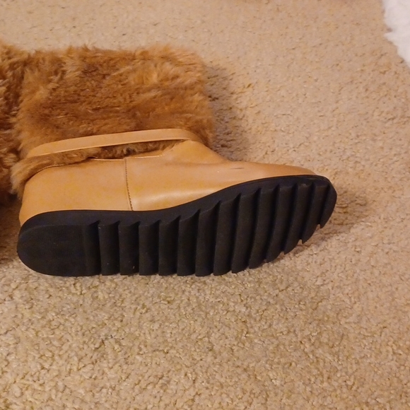 Size 9 tan colored fur boots with a bow - Picture 3 of 4